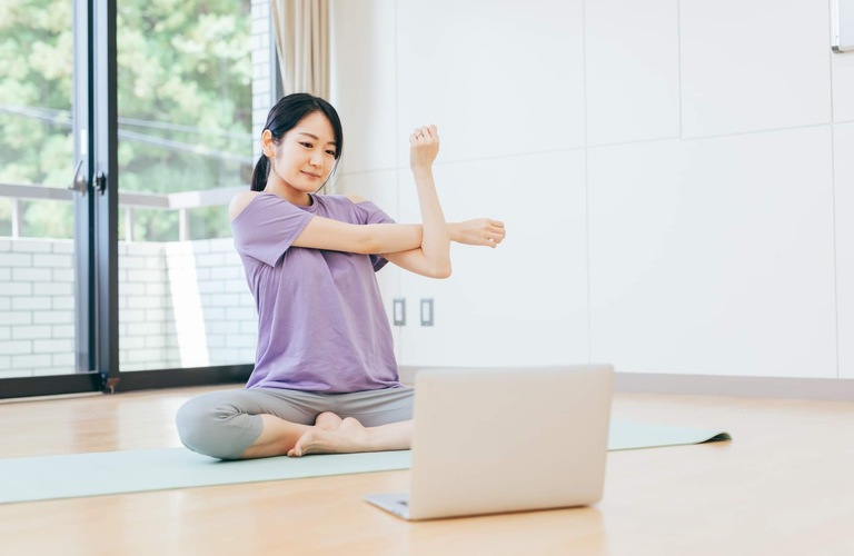 季節の変わり目の頭痛は自律神経のみだれから？ヨガで解消しよう！ワタナベスタジオ