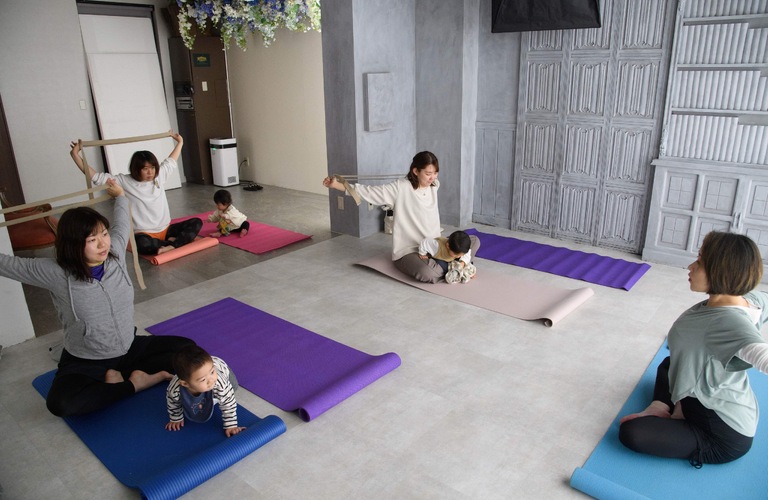 狭山市！ママ友の輪を広げよう！親子ヨガ×フォト！育児の疲れを解消しよう！ワタナベスタジオ